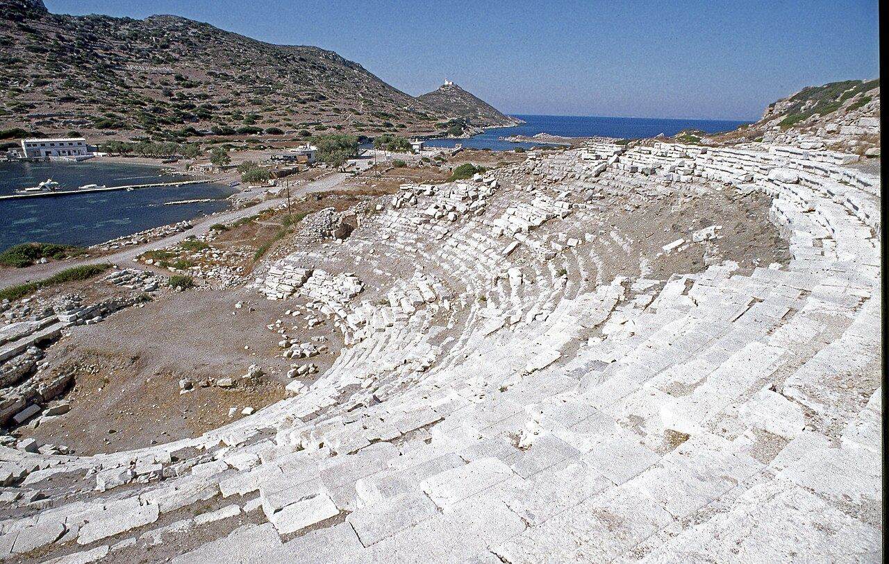 Knidos'un yamaca oturan tiyatrosu; arkasında liman ve deniz