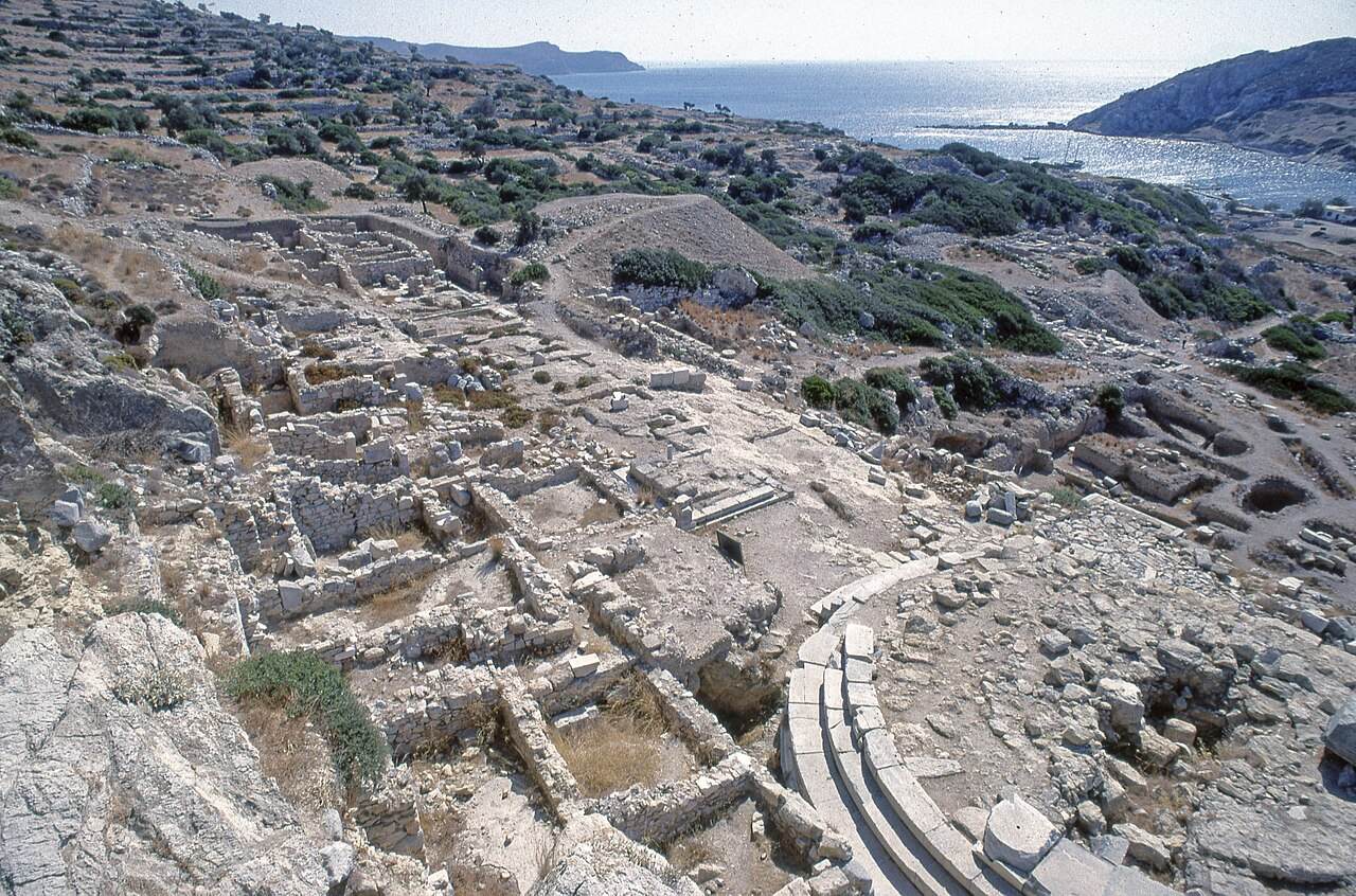 Knidos'ta yamaca kurulmuş teraslar; sağ altta yuvarlak planlı bir yapının kalıntısı