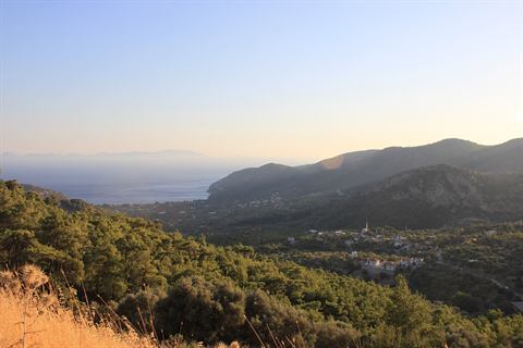Tepeden Mesudiye vadisi ve deniz manzarası